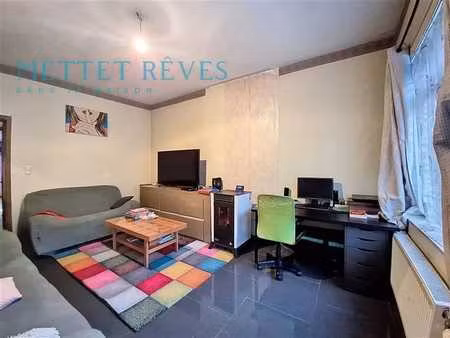 maison mitoyenne à châtelet de 4 chambres.