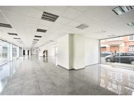 rez commercial à louer !