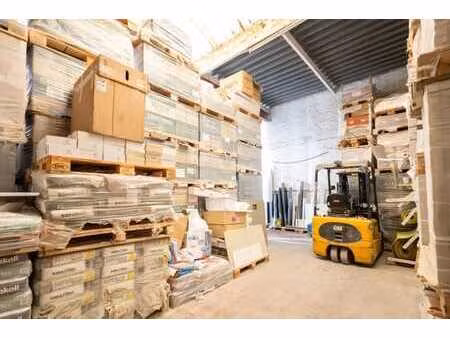 espace professionnel spacieux avec hauteur sous plafond exce