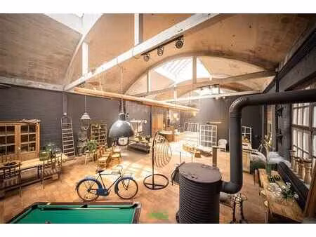 très bel hangar situé aux abords de la ville.