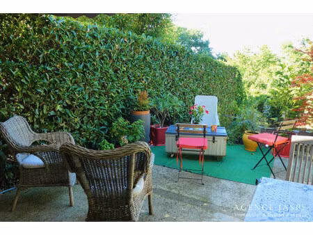 maison de ville avec jardin clos et arboré & stationnement