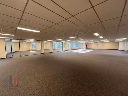 bureaux lumineux de 369 m² à proximité de l'autoroute e40