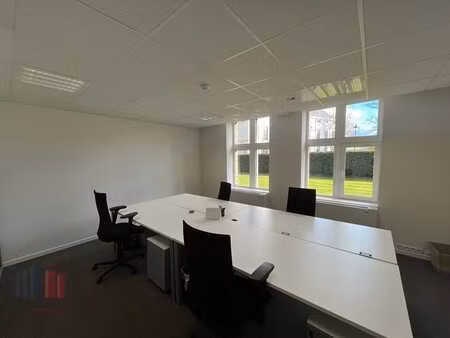 454 m² de bureaux prêts à l'emploi près de la r4