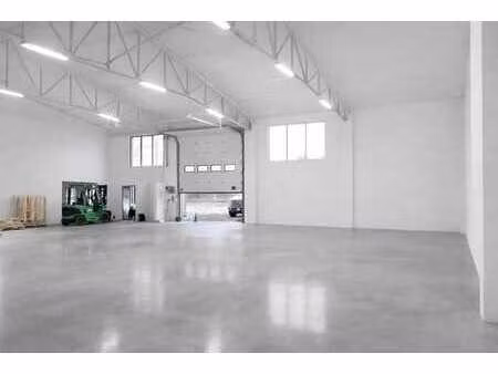 entrepôt 400 m2 avec terrain de 500m2 à louer