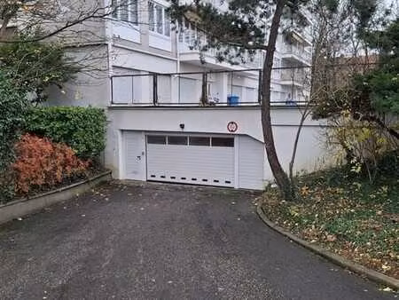 parking/box fermé intérieur!