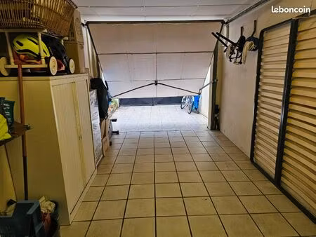 particulier propose a la location un grand garage/box fermé de 42 m2 situé à joinville-le-