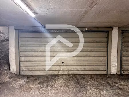 parking / box nimes 25 m²