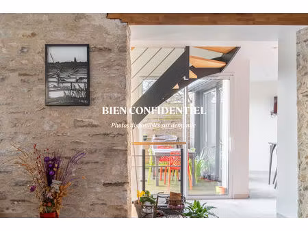 maison de ville d'une superficie de 177 m² avec un garage