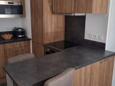 à louer – t2 lumineux avec balcon plein sud et garage double – ville-la-grand