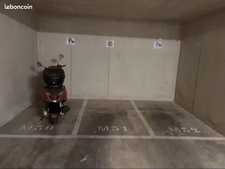 3 parkings motos joliette