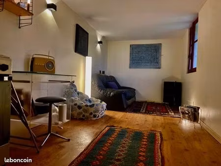 terrain de loisir avec bâtiments