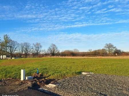terrains viabilisés à gesté  à deux pas des services de proximité