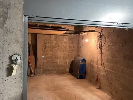 garage / box / parking fermé dans résidence sécurisée