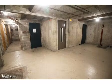 local divers 12 m² marseille 9