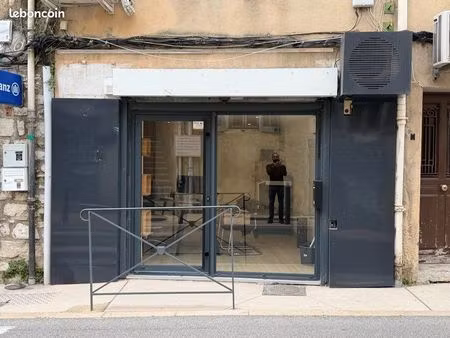 local commercial rénové de 16 m2 avec vitrine