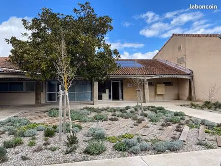 local commercial 106 m² + mezzanine – centre commercial la fenière – parking – divisible