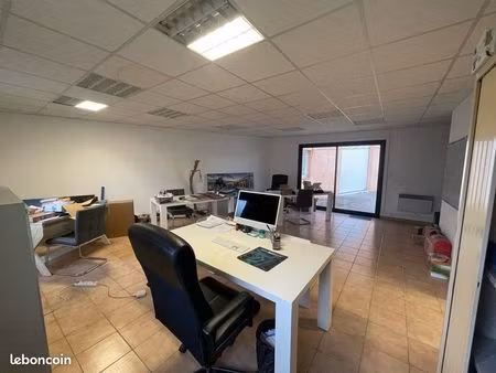local 52 m2 saint cannat