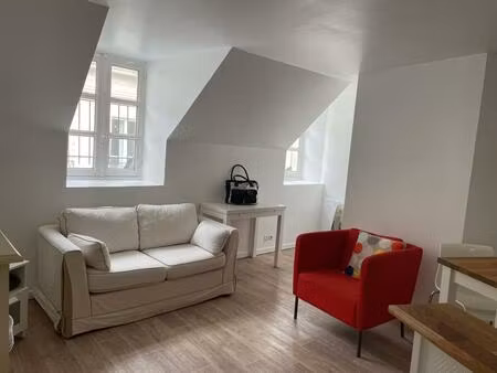 appartement t2 meublé - quartier centre ville / place royale - bc 1756