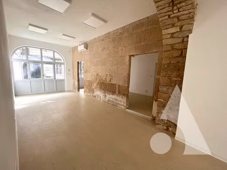 location commerce 4 pièces 130 m² à dole (39100)