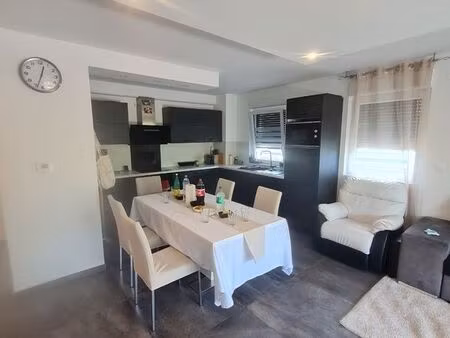 loue appartement de standing 80 mètres carrés