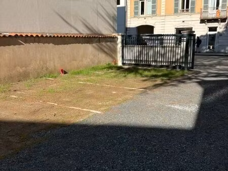 place de parking extérieur à louer – centre de tassin