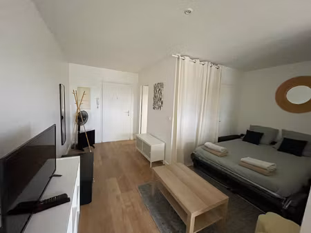 à louer charmant studio meublé avec balcon et parking- proch