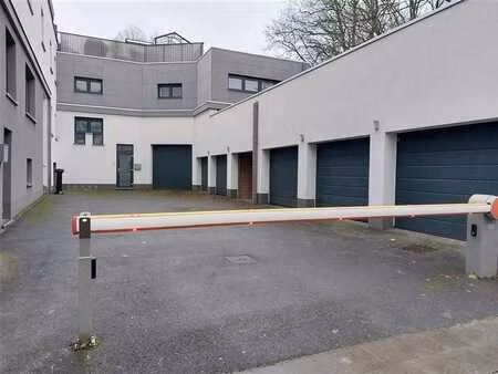 garage fermé idéalement situé en centre ville avec accès séc