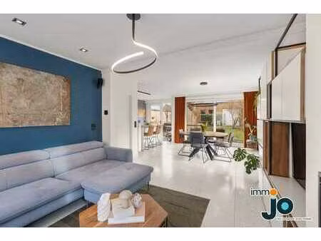 maison familiale semi-ouverte prête à emménager avec hang...