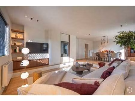 magnifique villa rénovée  située sur un grand terrain de 13