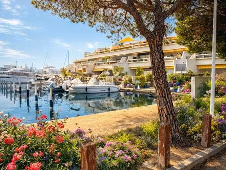 port camargue marina rénovée à neuf de t3 avec accès direct au quai devant la terrasse