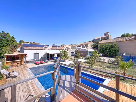 belle maison contemporaine 6 pièces de 148 m2 avec piscine  terrain de volley  salle de sp