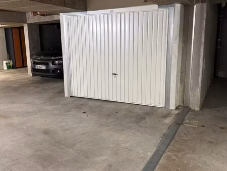 garage fermé - station de tram rotonde !