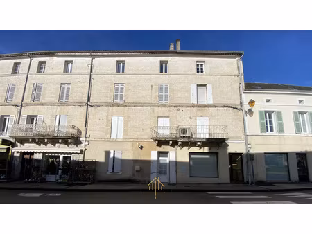 maison de ville situé au centre de chalais