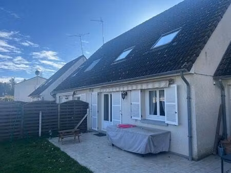 maison jumelée idéale pour une famille  située dans un environnement recherché  à proximit