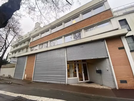 immeuble indépendant rdc+2 niveaux à louer 900m² avec 4mètres de hauteur sous plafond à sa