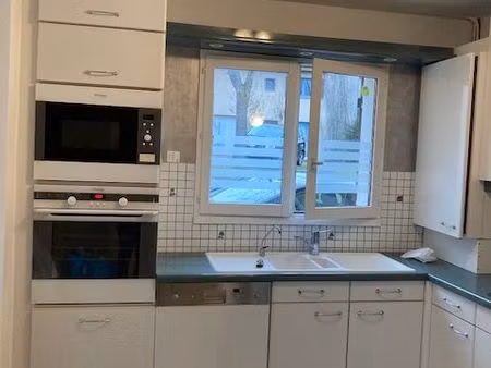 un semi studio avec parking gratuit et joli jardin