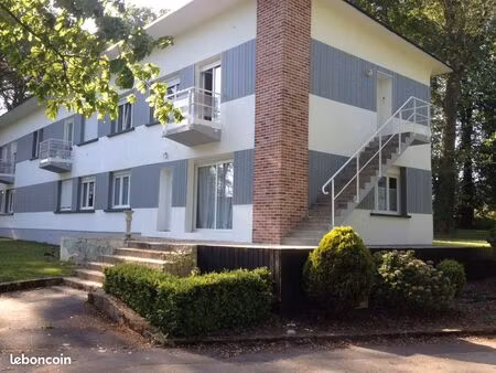 tres beau f3 dans un parc arbore et calme