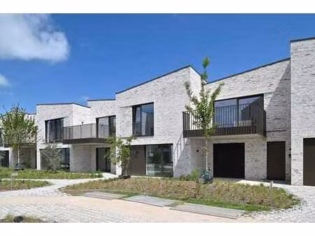 non-meblé: maison conforme au standard