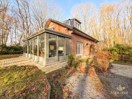 elégante maison avec garage et jardin à l'orée des bois