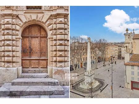 dernier étage avec ascenseur et terrasse dans un immeuble d'exception dominant la place de