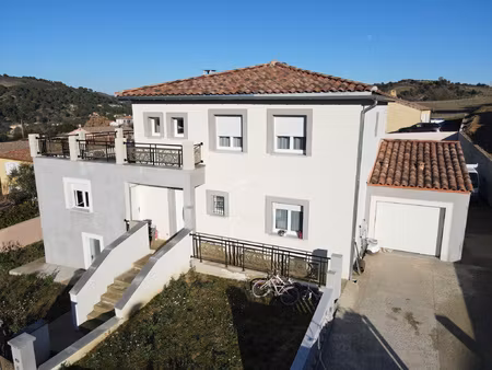 villa récente avec jardin et piscine intérieure