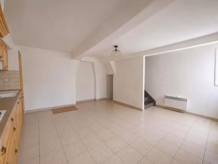 location maison 3 pièces 65 m² à régusse (83630)  625 €