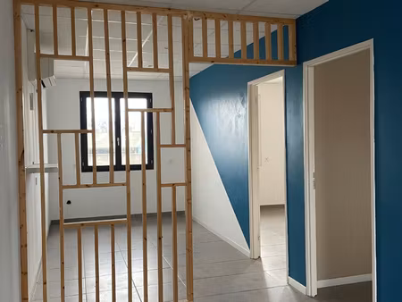 axe passant  local de 83m2 au 1er étage