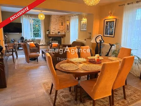 maison avec parc arboré à proximité immédiate d'amplepuis