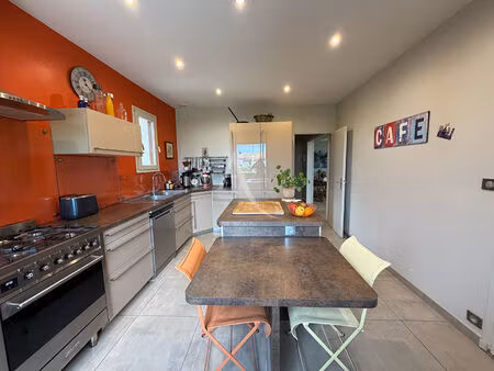 buellas  belle maison familiale avec véranda et dépendances sur parc arboré