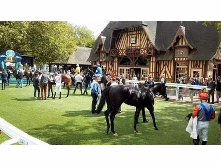 deauville   proche champs de courses et église ...