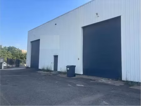 à vendre : local d'activité indépendant divisé en 5 lots dont 2 loués  zi du coin  à saint