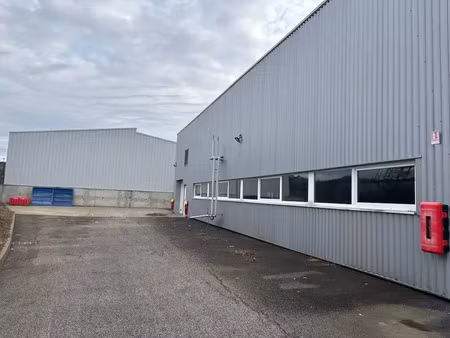 local d'activités de 1 860 m² indépendant sur son terrain  situé à yssingeaux (43)