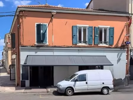 à vendre : local commercial de 120 m²  proche de roanne dans un quartier animé et commerça