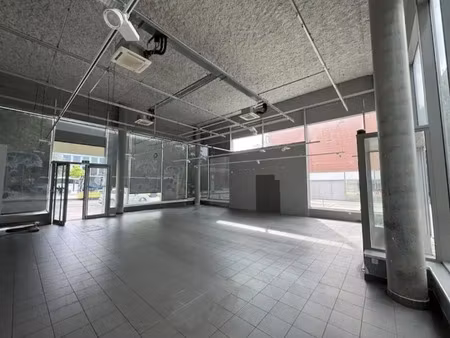 a louer  vente possible  local commercial de 196 m² en pied d'immeuble situé en angle de r